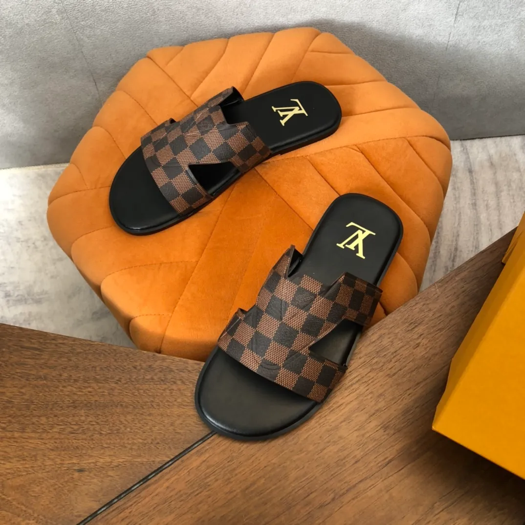 Factory price: 270💰LV counters are selling new brand luxury men's slippers, casual, loose and comfortable. The must-have model in the picture above [Happy][Happy], multiple colors available Size: 38-44, customized 45